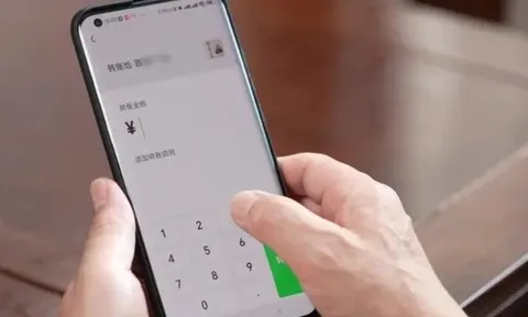 Chồng chuyển khoản đều đặn cho “đối tác”, tôi cay đắng phát hiện ra người bí mật nhận tiền hàng tháng