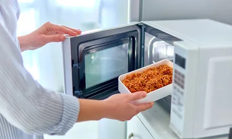 Chỉ vài phút hâm cơm trưa với thứ "vô cùng tiện lợi", dân văn phòng có thể vô tình nạp vào cơ thể hàng tỷ hạt nhựa