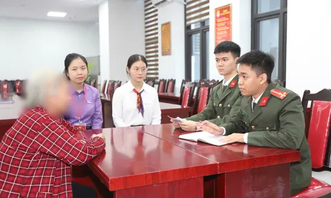 Người phụ nữ ôm 450 triệu đến ngân hàng, nhân viên lập tức báo công an