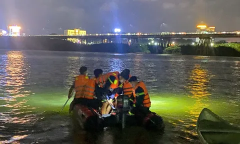 Ca nô xuyên đêm cứu nam thanh niên nhảy cầu Trà Khúc, thoát "cửa tử" trong tích tắc