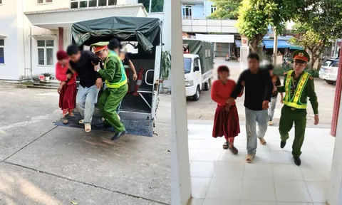 Ngã xe giữa đường khi đưa người thân đi cấp cứu ngộ độc lá ngón, nam thanh niên bật khóc vì hành động của công an