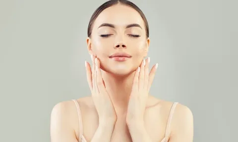 Mùa hè càng nóng càng phải dưỡng ẩm: Lý do khiến da bạn đang “khát nước”