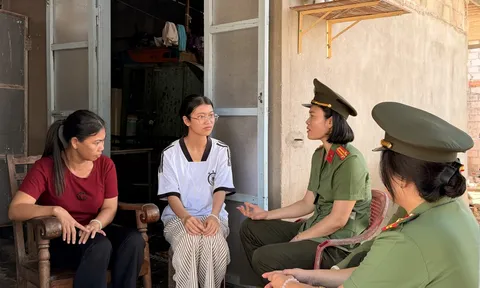 Cô gái sống trong căn nhà tôn chật chội có nhiều "người mẹ” không cùng huyết thống