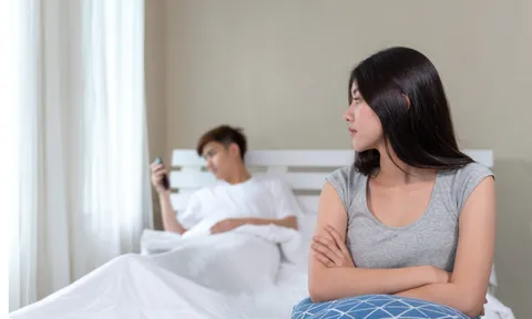 Chồng lạnh nhạt trên giường, tôi đau đớn phát hiện điều anh làm mỗi tối