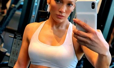 Bí quyết giữ dáng "bốc lửa" tuổi U60 của Jennifer Lopez