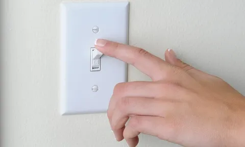 Muốn tiền điện không tăng chóng mặt mùa hè, đừng bỏ qua những mẹo này