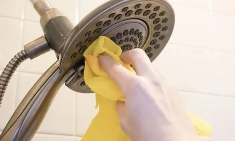 Vòi hoa sen bám đầy cặn trắng? Dùng thứ có sẵn trong bếp là sạch bong như mới