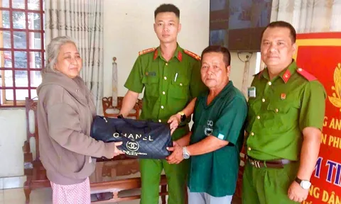 Người phụ nữ đánh rơi túi vàng, bất ngờ tìm thấy cạnh đống rác bên bờ rào