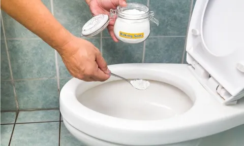 Không cần hóa chất mạnh, 4 nguyên liệu sẵn trong bếp giúp bồn cầu sạch bong, khử mùi hiệu quả