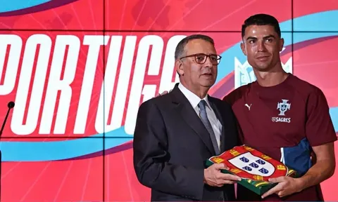 Ronaldo nhận Quốc kỳ từ Tổng thống Bồ Đào Nha trước thềm World Cup 2026