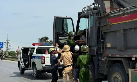 Tài xế hôn mê sâu trong ô tô dừng bất thường giữa cầu: Cuộc "giải cứu" nghẹt thở giữa phố Hà Nội