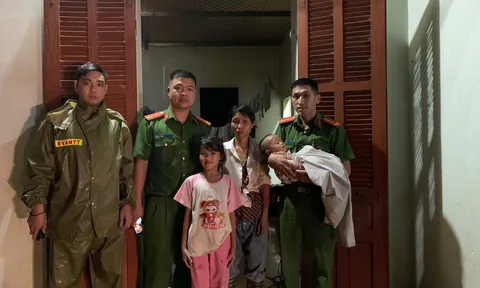 Bé chưa đầy 1 tuổi theo mẹ trú mưa bên đường giữa đêm ở Lào Cai: Câu chuyện phía sau khiến nhiều người xót xa