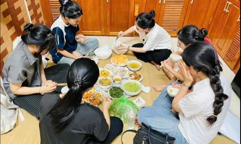 Hành động ấm lòng mùa thi tốt nghiệp THPT: Người phụ nữ ở Hà Nội nấu cơm, đón hơn 70 thí sinh ở miễn phí