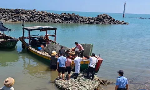 Lênh đênh 168 giờ giữa biển khơi, người đàn ông đã tạo nên một kỳ tích sinh tồn