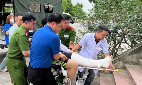 Thí sinh bị ngã gãy chân được đưa đến điểm thi bằng phương tiện đặc biệt