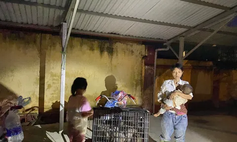 Bé chưa đầy 1 tuổi theo mẹ trú mưa bên đường giữa đêm ở Lào Cai: Câu chuyện phía sau khiến nhiều người xót xa