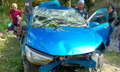 Ô tô đâm đường ống nước, 5 người trong gia đình tử vong: Chi tiết đau lòng nhất tại hiện trường khiến ai cũng xót xa