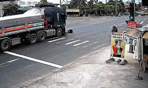 Người đàn ông rẽ trái bị xe container “nuốt trọn”: Diễn biến sau đó hé lộ tình huống khó tin