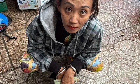 Người phụ nữ đứng trước tiệm tạp hóa, giấu một thứ trong bao thuốc lá khiến ai cũng sửng sốt