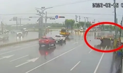Khoảnh khắc kinh hoàng trên Quốc lộ 1: Xe tải lao thẳng vào loạt phương tiện dừng đèn đỏ, 1 người  tử vong