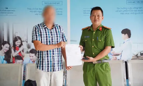 Bất ngờ nhận gần nửa tỷ đồng vào tài khoản cá nhân, Thiếu tá Công an lập tức hành động