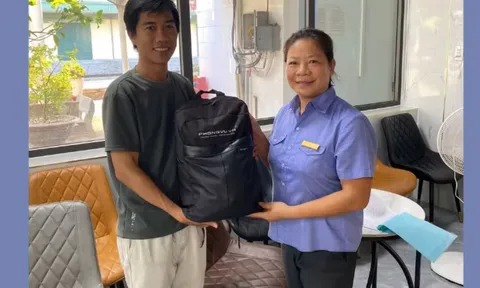 Thấy chiếc túi đen bị bỏ lại trên tàu, nhân viên kiểm tra và phát hiện điều đặc biệt