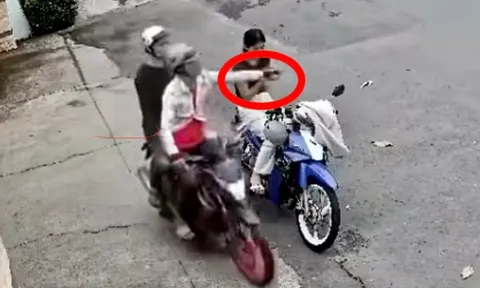 Một cú áp sát chớp nhoáng trước ống kính camera an ninh, nữ sinh đang chờ mẹ tan ca mất iPhone 15 Pro Max