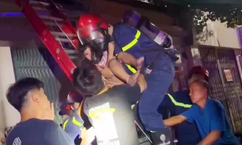 Cuộc đua với khói lửa lúc bình minh: Giải cứu bé gái 4 tuổi cùng ông bà mắc kẹt trên tầng 3 căn nhà đang cháy
