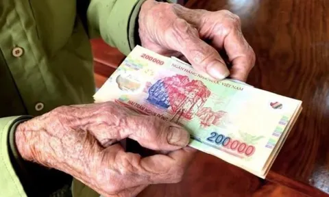 Thay đổi quan trọng với người nhận lương hưu và trợ cấp BHXH từ 1/7: Hàng triệu người đang chờ ngày tiền được chuyển về tài khoản