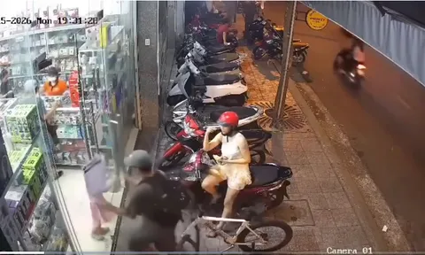 Mẹ bảo vệ con gái 5 tuổi bị đẩy ngã, nam thanh niên vung tay đấm thẳng vào mặt: Chi tiết video gây phẫn nộ