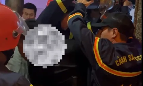 Phá cửa thang máy cứu 6 người mắc kẹt đang hoảng loạn: Lời trấn an “từng người một ra” gây xúc động