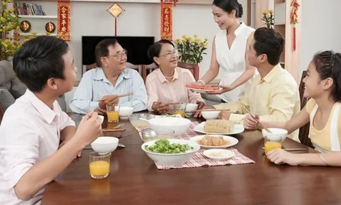 4 điều nên tránh trên bàn ăn: Cách ứng xử tưởng nhỏ nhưng “lộ” rõ giáo dưỡng