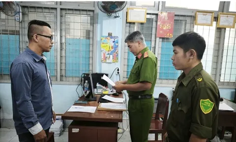 Đang ở phòng bạn trai một mình, cô gái bị đối tượng leo vách phòng ngủ "đòi" quan hệ tình dục