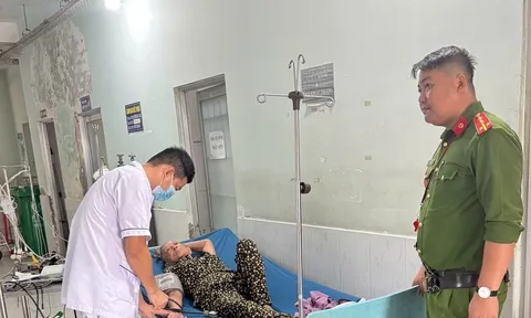 Thấy thanh niên loay hoay bên đường, công an phát hiện một cụ bà trong tình trạng nguy hiểm