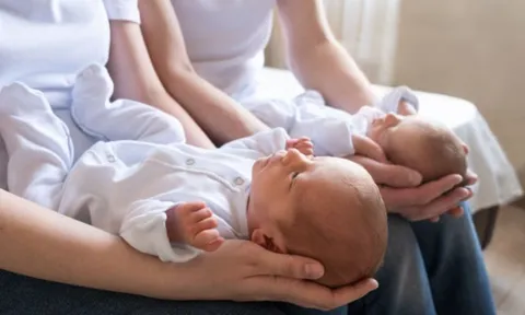 Hai bé gái được sinh ra từ IVF, nhưng kết quả ADN khiến cả gia đình chết lặng