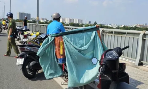 Dừng xe giữa cầu Hóa An, nam shipper bất ngờ lao xuống sông mất tích: Tiếng gọi con xé lòng của người mẹ