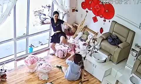 Công an triệu tập người phụ nữ đánh gục cô gái giữa tiệm làm đẹp ở Hưng Yên