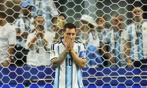 Gục ngã trước chấm phạt đền, Messi vừa tự phá vỡ một kỷ lục buồn không ai ngờ tới
