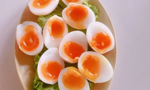 6 nhóm người không nên ăn trứng lòng đào?
