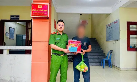 Mất sạch giấy tờ và tiền, nam thanh niên lang thang đi bộ nhiều ngày và cái kết khiến ai cũng xúc động