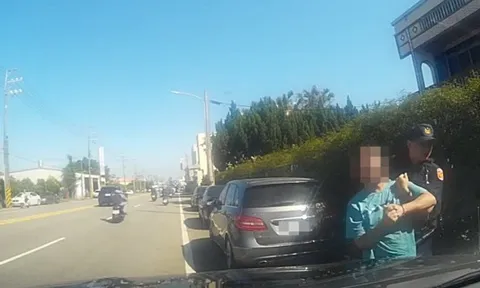 Clip:Người phụ nữ bất ngờ bị kẻ lạ mặt tấn công, khống chế khi đang dừng đèn đỏ