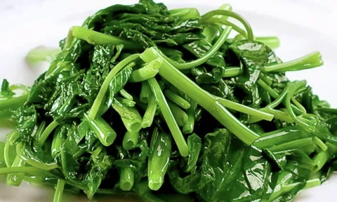 Tưởng mở vung giúp rau xanh hơn, 90% người nội trợ đang làm sai bước này