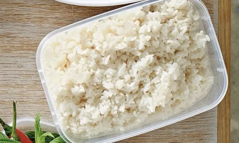 Cho thêm thứ này khi nấu, cơm không bị ôi thiu giữa những ngày nắng nóng