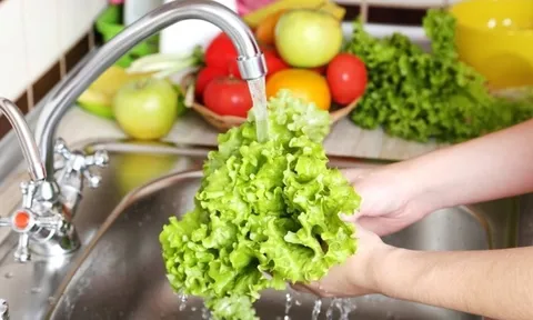 Sự thật bất ngờ về nước muối loãng làm sạch rau củ quả
