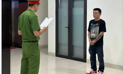 Lái ô tô tông quán ăn rồi liên tục bấm còi, la hét trước trụ sở công an: Phan Minh Trí bị bắt khẩn cấp