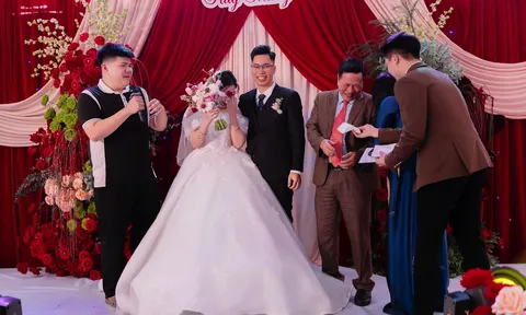 Em trai khóc nghẹn trong lễ cưới chị gái, bất ngờ nổi tiếng vì lời chúc "có một không hai"