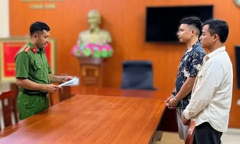 Bắt khẩn cấp 2 thanh niên đánh người trước quán karaoke, hé lộ nguyên nhân vụ việc
