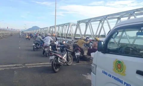Thương tâm người mẹ bất ngờ nhảy cầu ngay trước mặt con trai