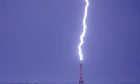 Khoảnh khắc hiếm gặp: Sét đánh trúng tháp Eiffel, cả bầu trời rực sáng