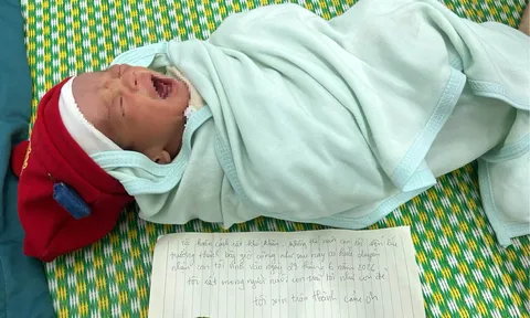 Phát hiện bé trai sơ sinh bị bỏ rơi với lời nhắn ‘hãy nuôi con tôi như con đẻ’